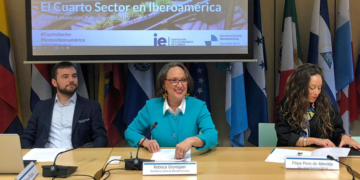 La secretaria general iberoamericana, durante la presentación, con Diego Rubio y Filipa Pires de Almeida./ Foto: SEGIB