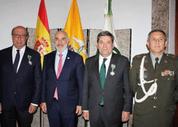 Colombia condecora a los directores de la Guardia Civil y la Policía Nacional