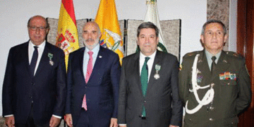 Colombia condecora a los directores de la Guardia Civil y la Policía Nacional