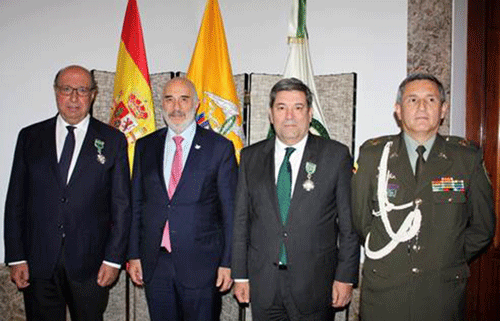 Colombia condecora a los directores de la Guardia Civil y la Policía Nacional