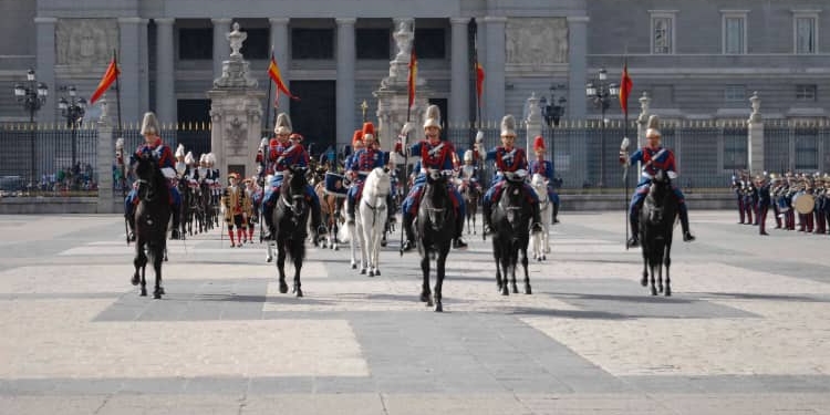 La Guardia Real escolta a un embajador en una ceremonia de presentación de credenciales./ Foto: AR