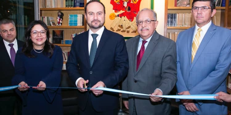 El ministro de Asuntos Exteriores y la embajadora guatemaltecos, en el centro, inauguraron la nueva sede en presencia de numerosos invitados./ Foto: @juliaroblesfoto.