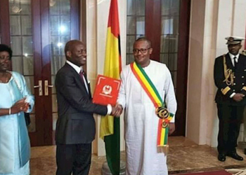 Umaro Cissoco Embaló, a la derecha, toma posesión en presencia de su predecesor, José Mario Vaz./ Foto: @USEMBALO