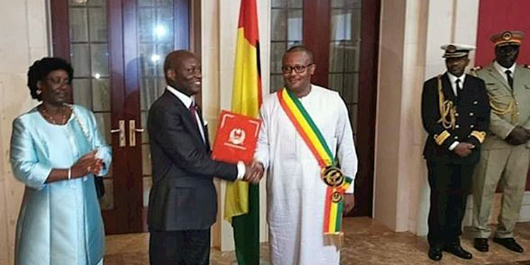 Umaro Cissoco Embaló, a la derecha, toma posesión en presencia de su predecesor, José Mario Vaz./ Foto: @USEMBALO