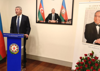 Conmemoración del Líder Nacional Heydar Aliyev en la Embajada de Azerbaiyán