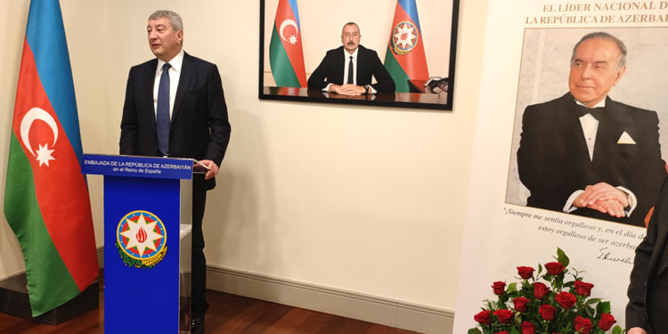 Conmemoración del Líder Nacional Heydar Aliyev en la Embajada de Azerbaiyán