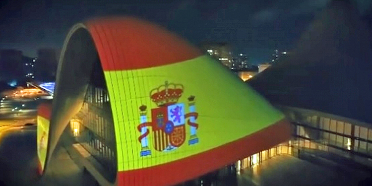 La bandera española sobre el Centro Heydar Aliyev, en Bakú./ Foto: Embajada de Azerbaiyán