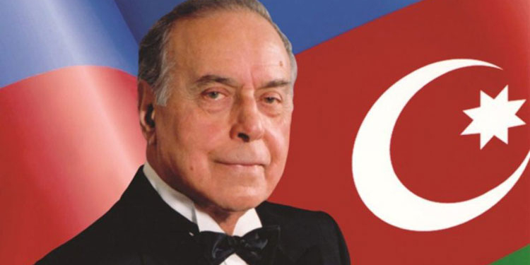 Conmemoración del Líder Nacional Heydar Aliyev en la Embajada de Azerbaiyán