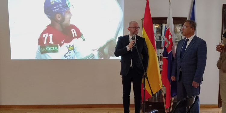 Eslovaquia y Chequia celebran juntos su independencia con hockey