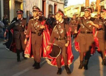 La comparsa incluía personas disfrazadas de oficiales nazis y de judíos prisioneros.