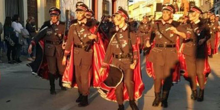 La comparsa incluía personas disfrazadas de oficiales nazis y de judíos prisioneros.