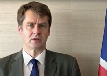 El embajador británico, Hugh Elliott, durante su intervención en el vídeo.