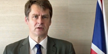 El embajador británico, Hugh Elliott, durante su intervención en el vídeo.