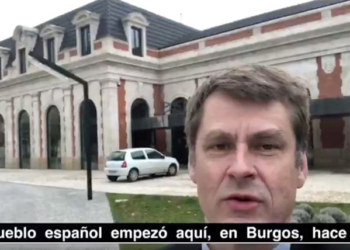 El embajador Hugh Elliot, en un fotograma del video subido a su cuenta de Twitter.