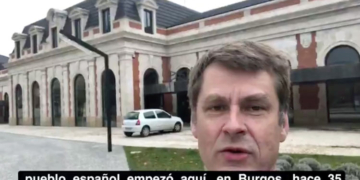 El embajador Hugh Elliot, en un fotograma del video subido a su cuenta de Twitter.