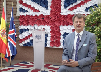 El embajador Hugh Elliot, durante su mensaje./ Imagen: YouTube