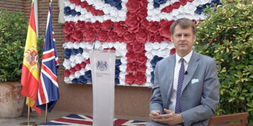 El embajador Hugh Elliot, durante su mensaje./ Imagen: YouTube