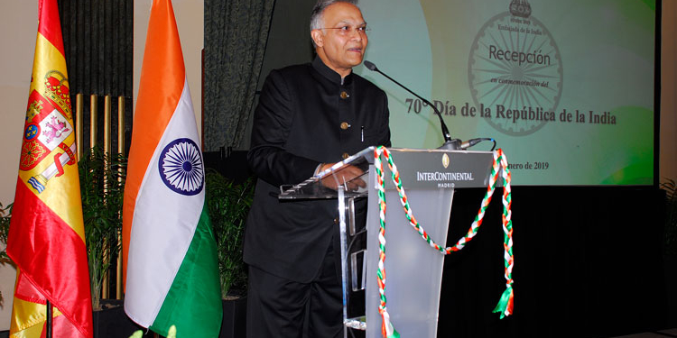 El embajador Sanjay Verma, durante su discurso./ Fotos: AR