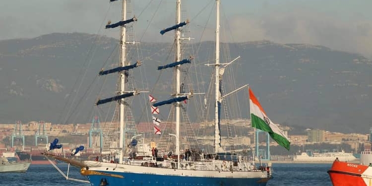 El buque escuela de la Armada india INS Tarangini llega a Gibraltar