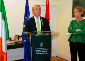 El ministro de Agricultura de Irlanda, Michael Creed, durante su intervención, acompañado por la embajadora Sile Maguire.