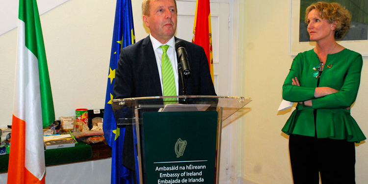 El ministro de Agricultura de Irlanda, Michael Creed, durante su intervención, acompañado por la embajadora Sile Maguire.