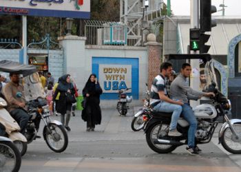 Dastis estudia realizar en febrero su aplazado viaje a Irán