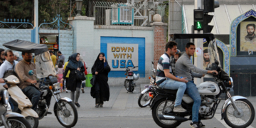 Dastis estudia realizar en febrero su aplazado viaje a Irán