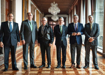 José Manuel Madero, miembro del Consejo para el Fomento a la Inversión, el Empleo y el Crecimiento Económico; Ignacio Galán, presidente de Iberdrola; Alfonso Romo, jefe de la Oficina de Presidencia; Enrique Alba, CEO de Iberdrola México; Francisco Cervantes, presidente de CONCAMIN e Iván Rivas, director general de la Subjefatura de la Oficina de Presidencia./ Foto: Iberdrola México