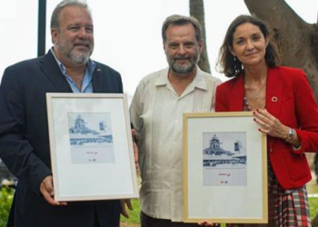 Los ministro de Turismo de Cuba, Manuel Marrero, y de España, Reyes Maroto, reciben de Juan Cierco (director de Comunicación, Relaciones Institucionales y Desarrollo de Personas de Iberia) fotografías del primer vuelo de Iberia a Cuba./ Foto: Iberia