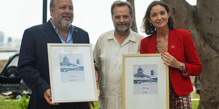 Los ministro de Turismo de Cuba, Manuel Marrero, y de España, Reyes Maroto, reciben de Juan Cierco (director de Comunicación, Relaciones Institucionales y Desarrollo de Personas de Iberia) fotografías del primer vuelo de Iberia a Cuba./ Foto: Iberia