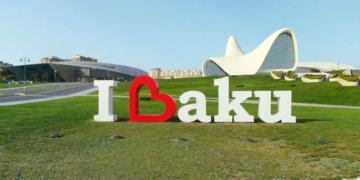 Patrimonio histórico y modernidad dan luz a la capital azerbaiyana, Bakú