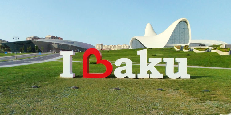 Patrimonio histórico y modernidad dan luz a la capital azerbaiyana, Bakú