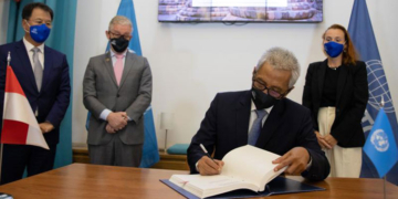 El embajador Hermono firma el documento./ Foto: OMT