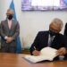 El embajador Hermono firma el documento./ Foto: OMT