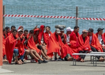 Más de 900 migrantes llegan a Canarias en las últimas horas