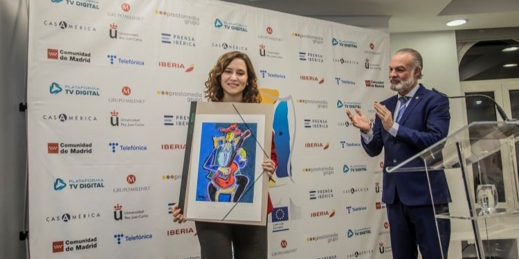 Ayuso insta a la prensa a luchar por la verdad en la clausuró el Congreso de Editores CELAC-UE