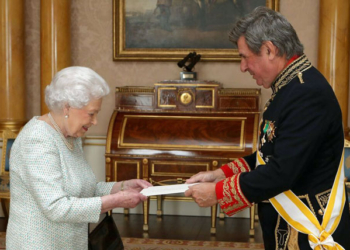 Carlos Bastarreche entrega sus Credenciales a la reina Isabel II, en 2017.