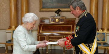 Carlos Bastarreche entrega sus Credenciales a la reina Isabel II, en 2017.