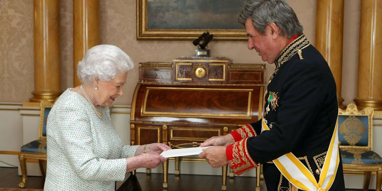 Carlos Bastarreche entrega sus Credenciales a la reina Isabel II, en 2017.