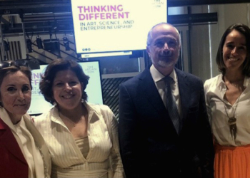 El embajador Daniel Kutner y su esposa, junto a las organizadoras del evento. / Foto: AC