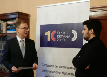 El embajador checo, Ivan Jancärek, y el autor del logo finalista, David Cabezuelo, junto al logo ganador, de Romana Uhříčková./ Foto: JDL