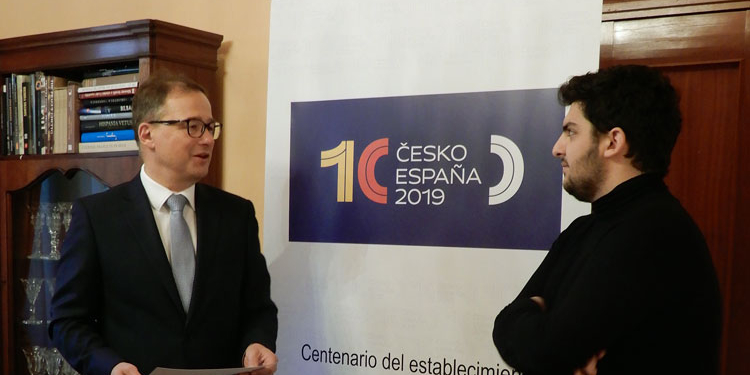 El embajador checo, Ivan Jancärek, y el autor del logo finalista, David Cabezuelo, junto al logo ganador, de Romana Uhříčková./ Foto: JDL