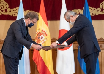 El embajador de Japón impone la Orden del Sol Naciente a Alberto Nuñez Feijóo