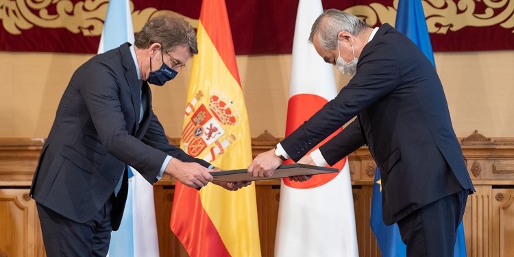 El embajador de Japón impone la Orden del Sol Naciente a Alberto Nuñez Feijóo
