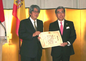 El embajador del Japón distingue al presidente de Mitsubishi España