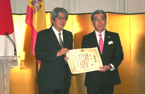 El embajador del Japón distingue al presidente de Mitsubishi España