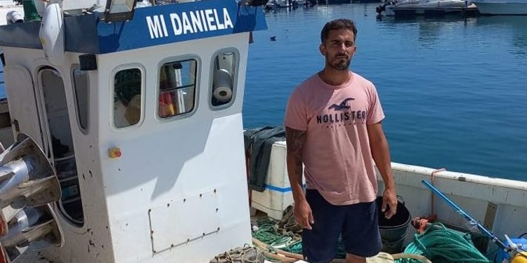 Un pescador citado a juicio en Gibraltar se queja del silencio del Gobierno español