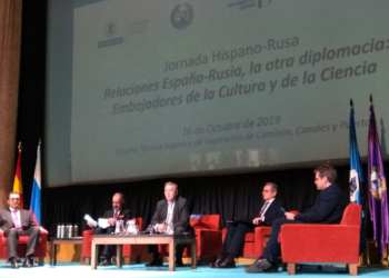 El director de la ETSI, Francisco Javier Martín; el embajador-director de la Escuela Diplomática, Fernando Fernández-Arias, el rector de la UPM, Guillermo Cisneros; el ministro consejero de la Embajada de la Federación Rusa, Dmitry Sokolov; y el Vicerrector de Internacionalización de la UPM, José Miguel Atienza. / Foto: AC