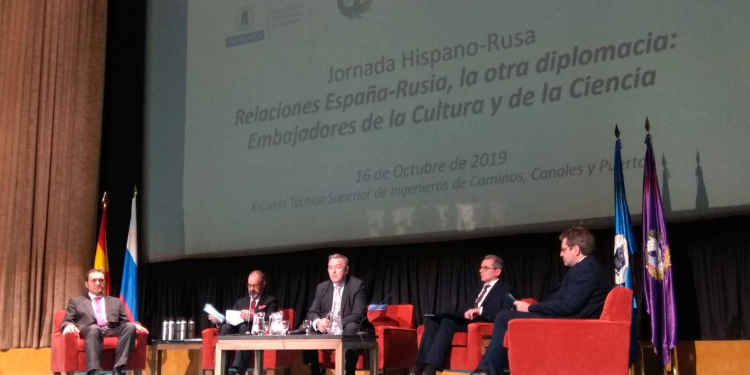 El director de la ETSI, Francisco Javier Martín; el embajador-director de la Escuela Diplomática, Fernando Fernández-Arias, el rector de la UPM, Guillermo Cisneros; el ministro consejero de la Embajada de la Federación Rusa, Dmitry Sokolov; y el Vicerrector de Internacionalización de la UPM, José Miguel Atienza. / Foto: AC