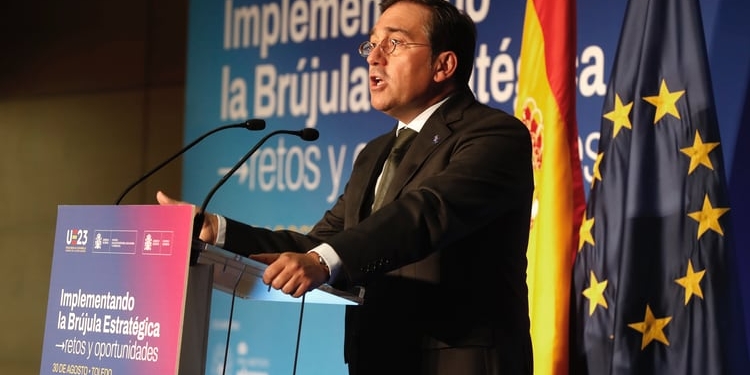 Albares apela a consolidar «líneas de defensa» en la UE ante la «amenaza» de Rusia